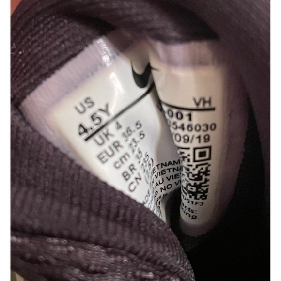 Nike Team Hustle D 8 Shoes in Black/White/Metallic Silver - Picture 4 of 4